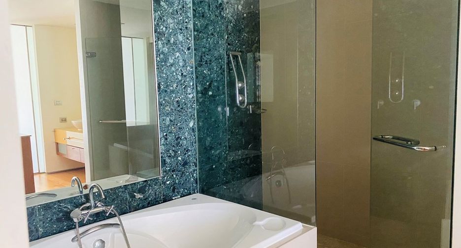 For sale 3 bedrooms condo in Khlong Toei, Bangkok