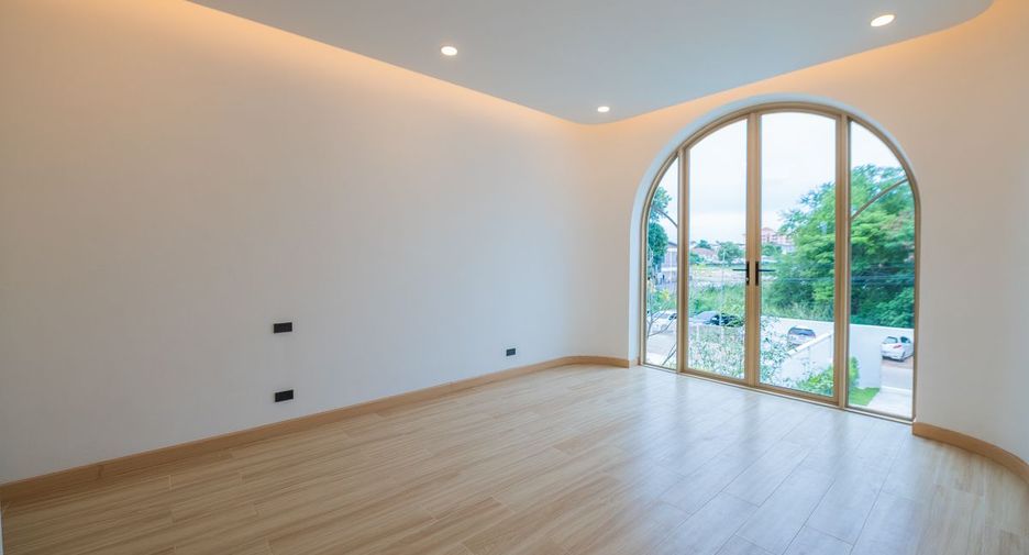 For sale 5 bedrooms house in Bang Lamung, Chonburi