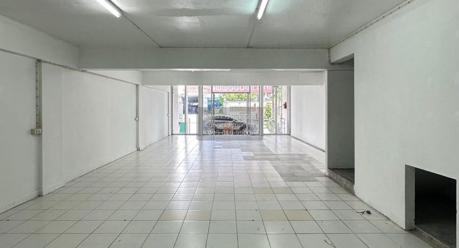 For rent 4 ベッドルーム townhouse in Yan Nawa, Bangkok