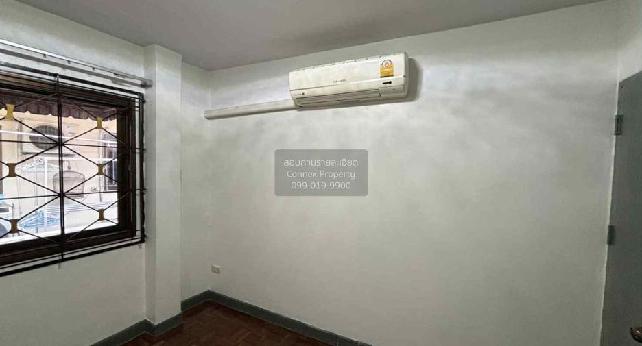 For rent 3 bedrooms townhouse in Bang Na, Bangkok