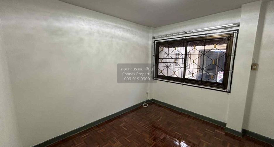 For rent 3 bedrooms townhouse in Bang Na, Bangkok