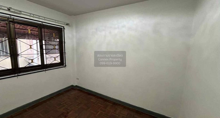 For rent 3 bedrooms townhouse in Bang Na, Bangkok