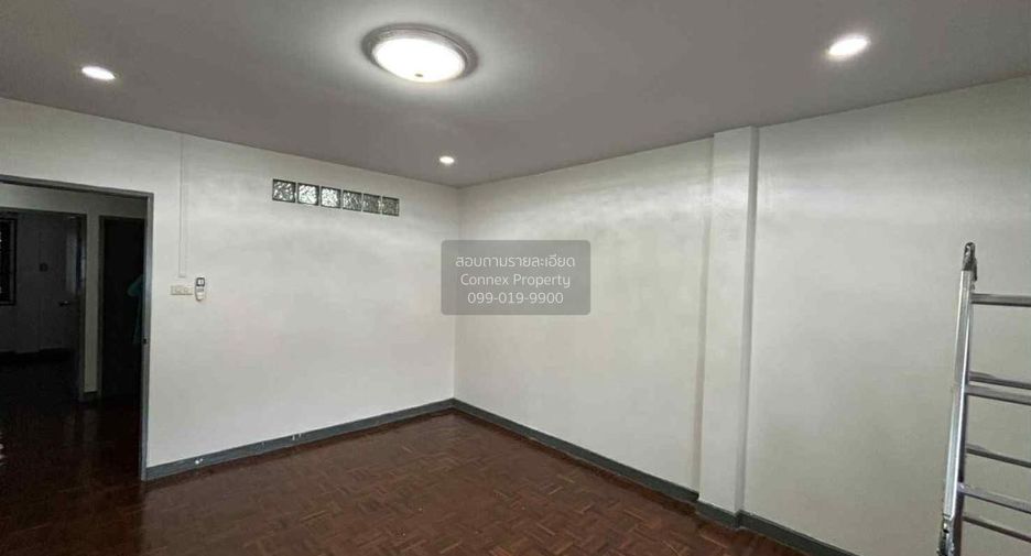 For rent 3 bedrooms townhouse in Bang Na, Bangkok