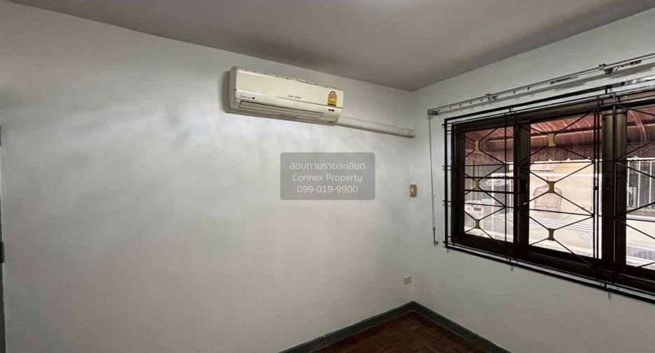For rent 3 bedrooms townhouse in Bang Na, Bangkok