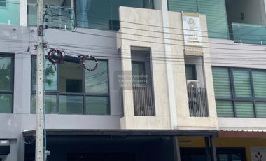 Casa adosada en alquiler de 3 habitaciones en Pak Kret, Nonthaburi