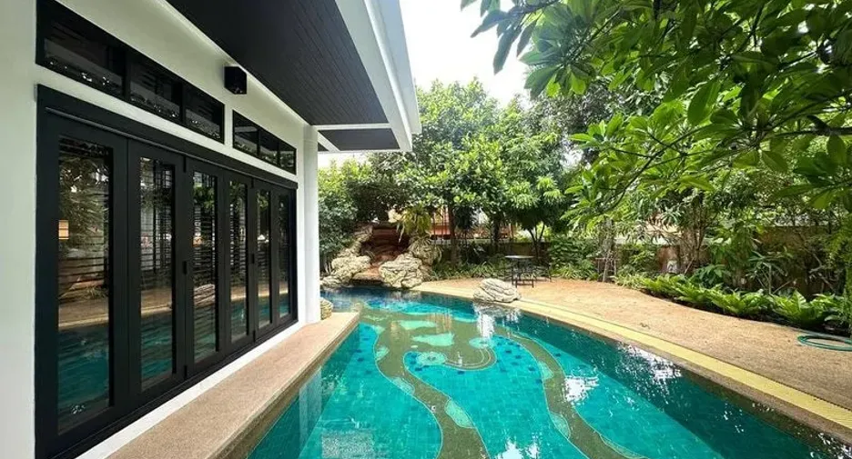 For rent and for sale 4 bedrooms house in Jomtien, Pattaya