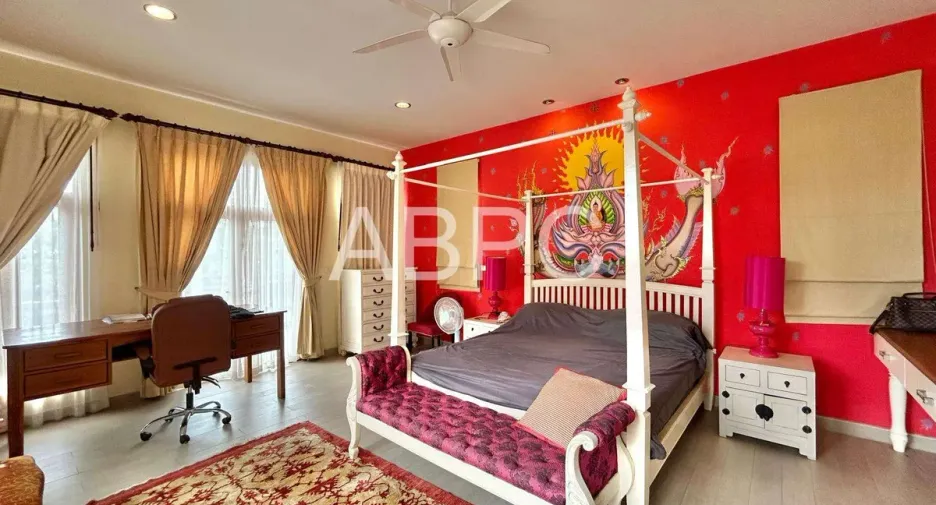 For sale 4 bedrooms house in Na Jomtien, Pattaya