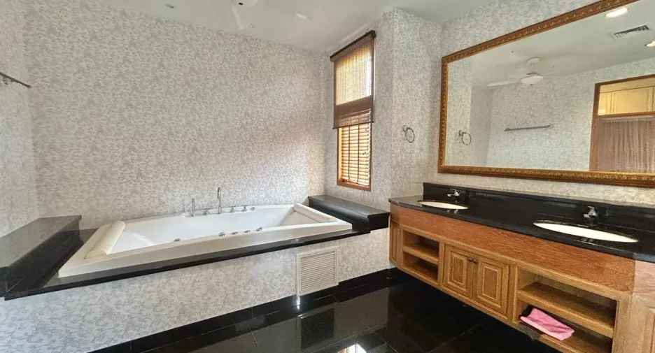 For sale 4 bedrooms house in Na Jomtien, Pattaya