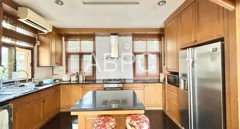 For sale 4 bedrooms house in Na Jomtien, Pattaya