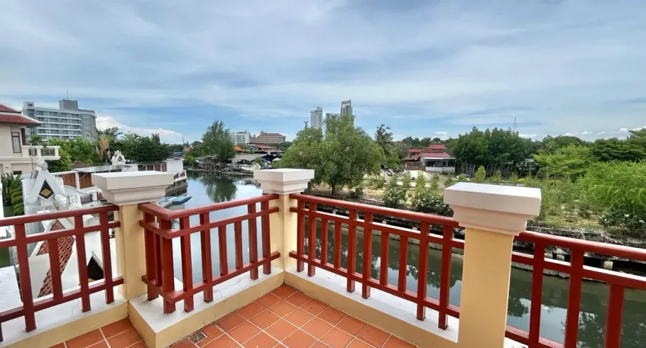 For sale 4 bedrooms house in Na Jomtien, Pattaya