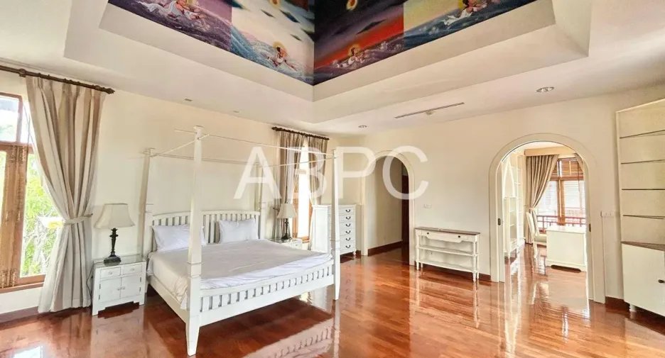 For sale 4 bedrooms house in Na Jomtien, Pattaya