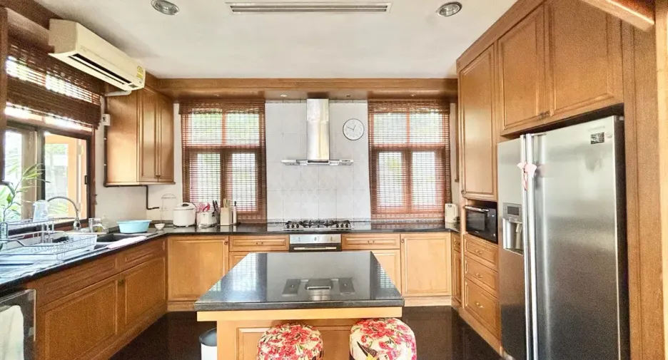 For sale 4 bedrooms house in Na Jomtien, Pattaya