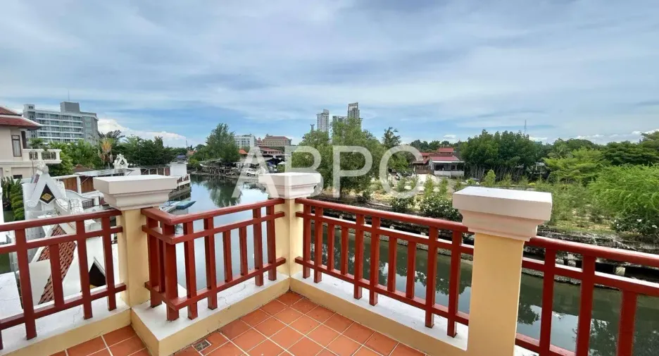For sale 4 bedrooms house in Na Jomtien, Pattaya