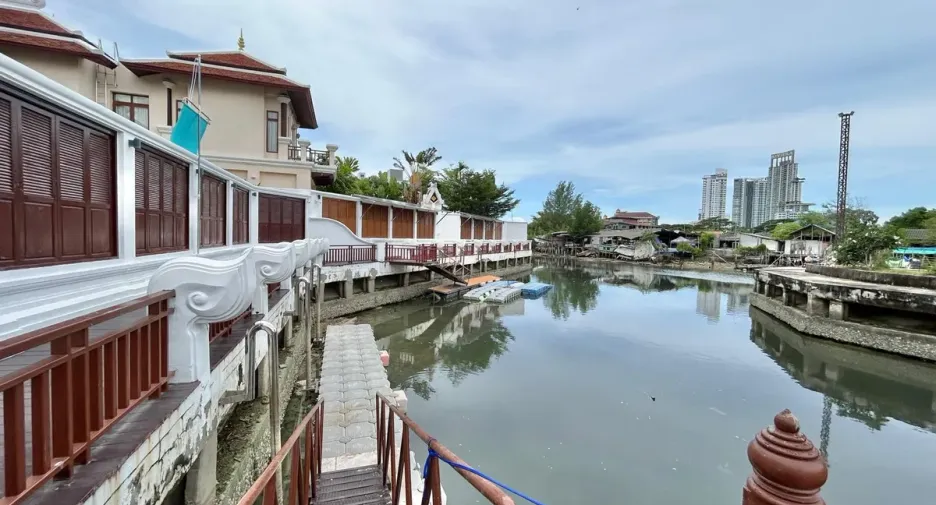 For sale 4 bedrooms house in Na Jomtien, Pattaya
