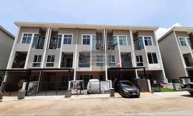 Casa adosada en venta de 3 habitaciones en Khlong Sam Wa, Bangkok