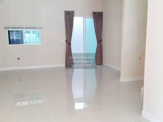 Casa adosada en venta de 3 habitaciones en Bang Phli, Samut Prakan