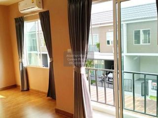 Casa adosada en venta de 3 habitaciones en Bang Phli, Samut Prakan