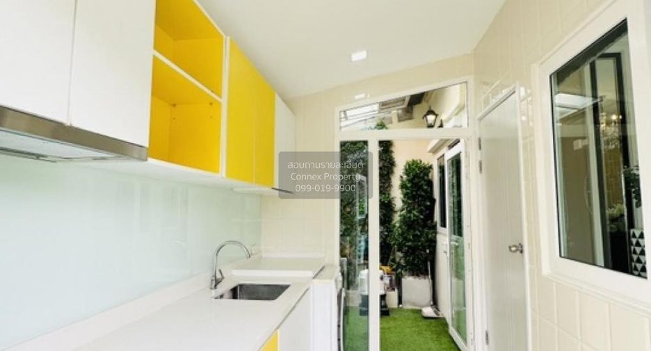 For sale 4 bedrooms townhouse in Lat Krabang, Bangkok