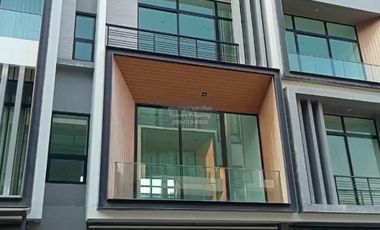 For sale 3 ベッドルーム townhouse in Saphan Sung, Bangkok