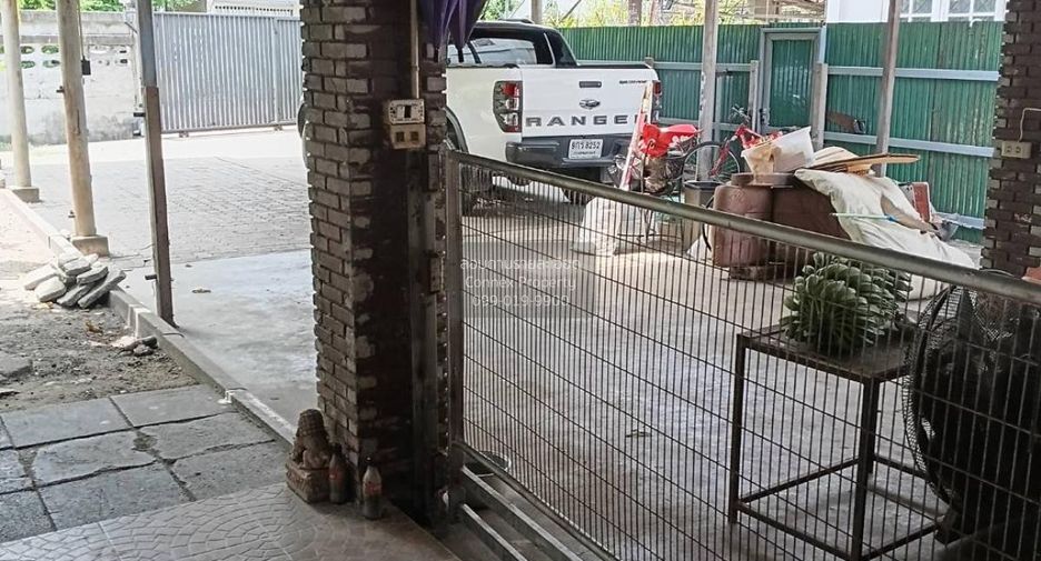 For sale 4 bedrooms house in Huai Khwang, Bangkok