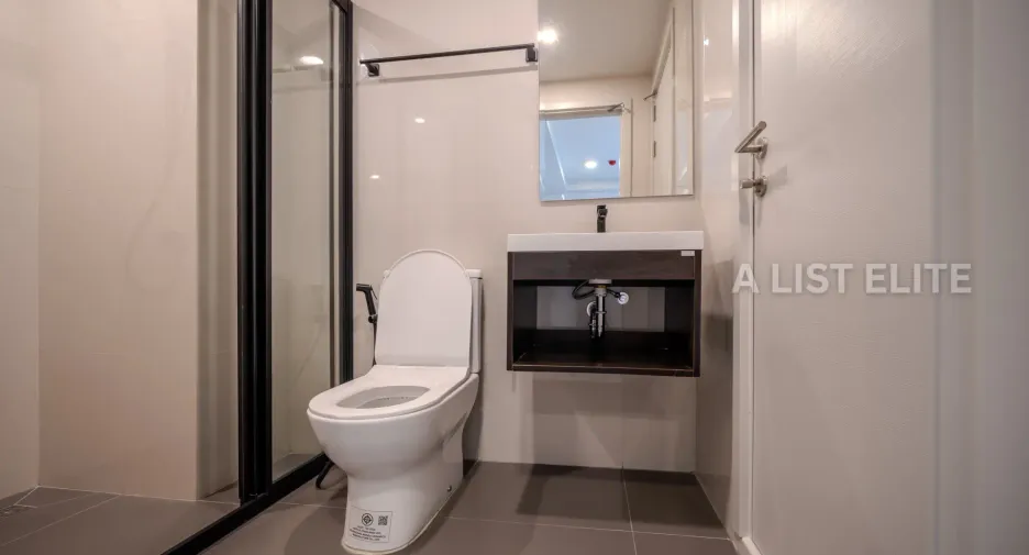 For sale 2 bedrooms condo in Huai Khwang, Bangkok
