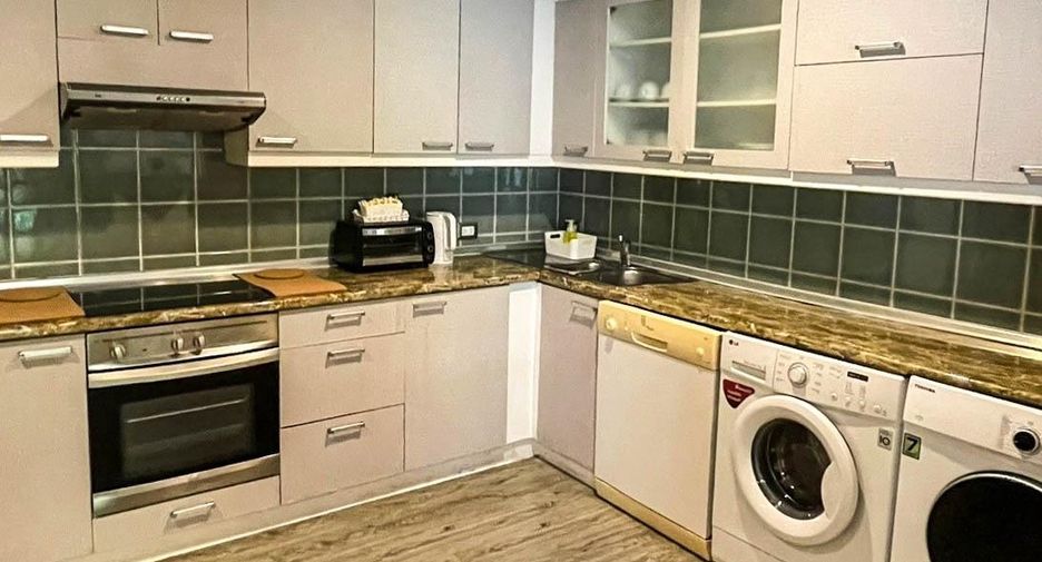For rent 3 bedrooms condo in Pathum Wan, Bangkok