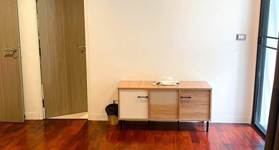 For rent 3 bedrooms condo in Pathum Wan, Bangkok