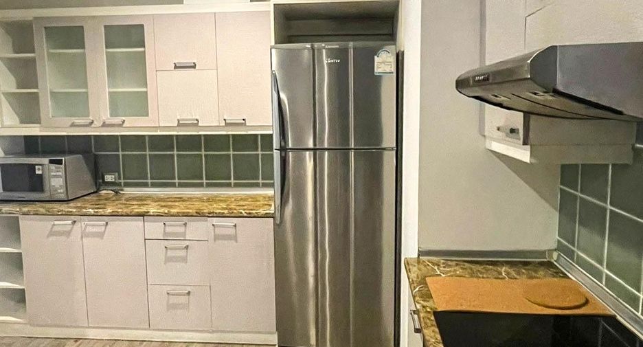 For rent 3 bedrooms condo in Pathum Wan, Bangkok