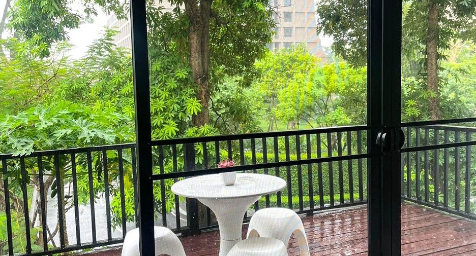 For rent 3 bedrooms condo in Pathum Wan, Bangkok