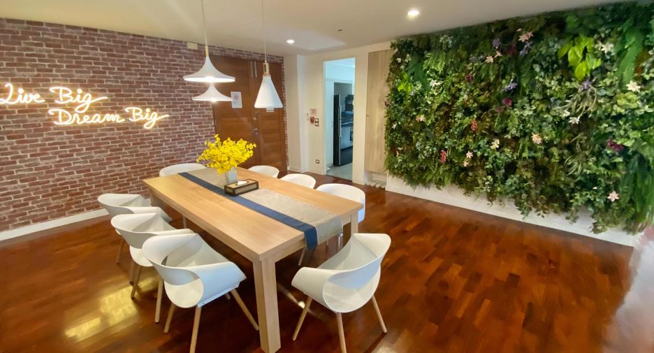 For rent 4 bedrooms condo in Pathum Wan, Bangkok