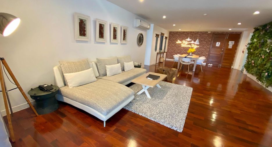 For rent 4 bedrooms condo in Pathum Wan, Bangkok