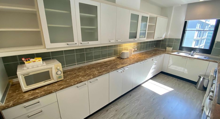 For rent 4 bedrooms condo in Pathum Wan, Bangkok