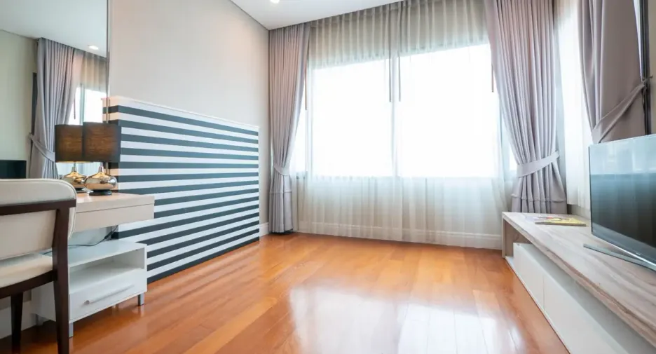 For rent 3 bedrooms condo in Khlong Toei, Bangkok