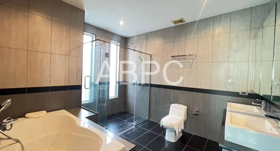 For rent and for sale 4 bedrooms house in East Pattaya, Pattaya