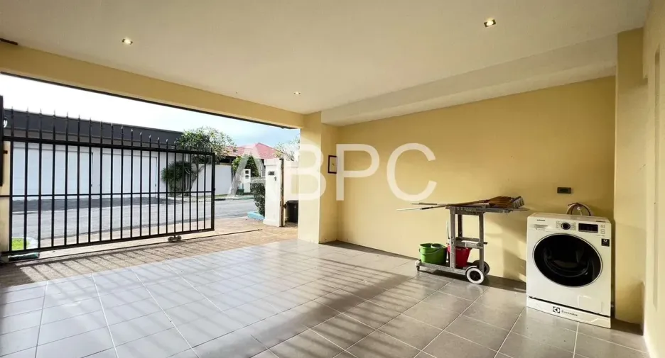 For rent and for sale 4 bedrooms house in East Pattaya, Pattaya