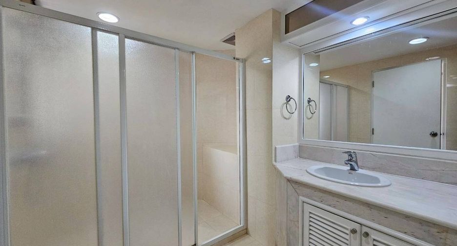 For rent 2 bedrooms condo in Pathum Wan, Bangkok