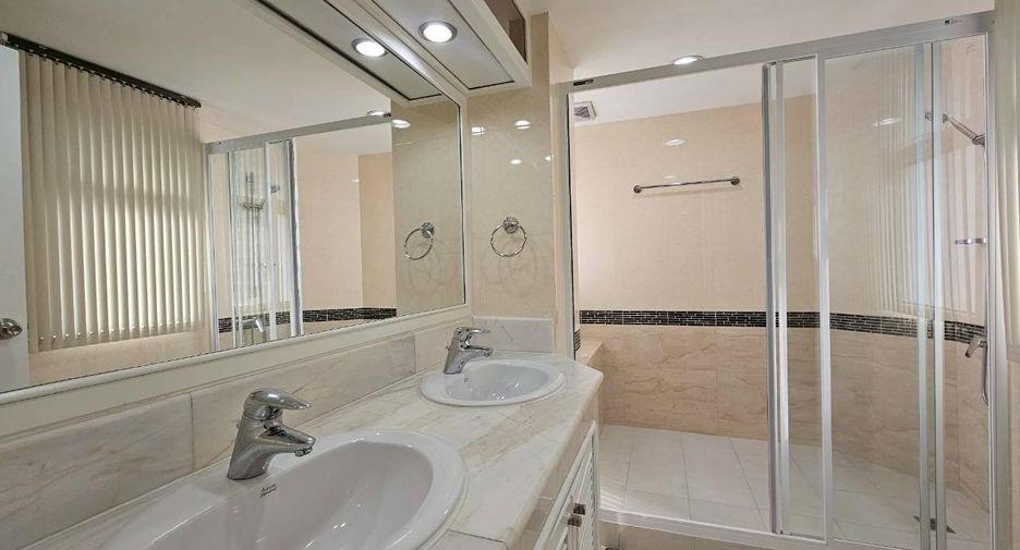 For rent 2 bedrooms condo in Pathum Wan, Bangkok