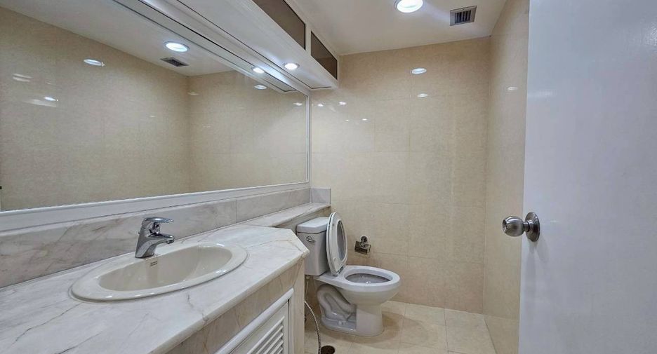 For rent 2 bedrooms condo in Pathum Wan, Bangkok