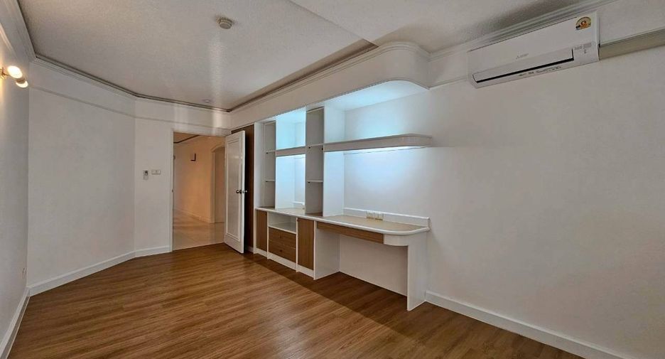 For rent 2 bedrooms condo in Pathum Wan, Bangkok
