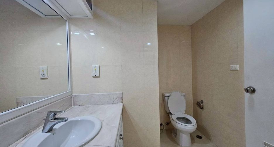 For rent 2 bedrooms condo in Pathum Wan, Bangkok