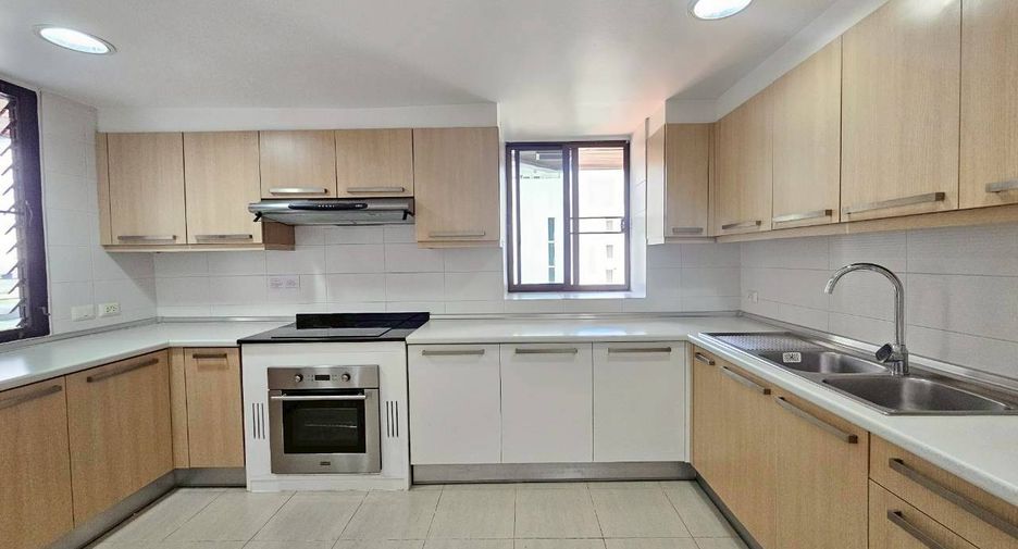 For rent 2 bedrooms condo in Pathum Wan, Bangkok