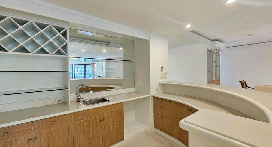 For rent 2 bedrooms condo in Pathum Wan, Bangkok