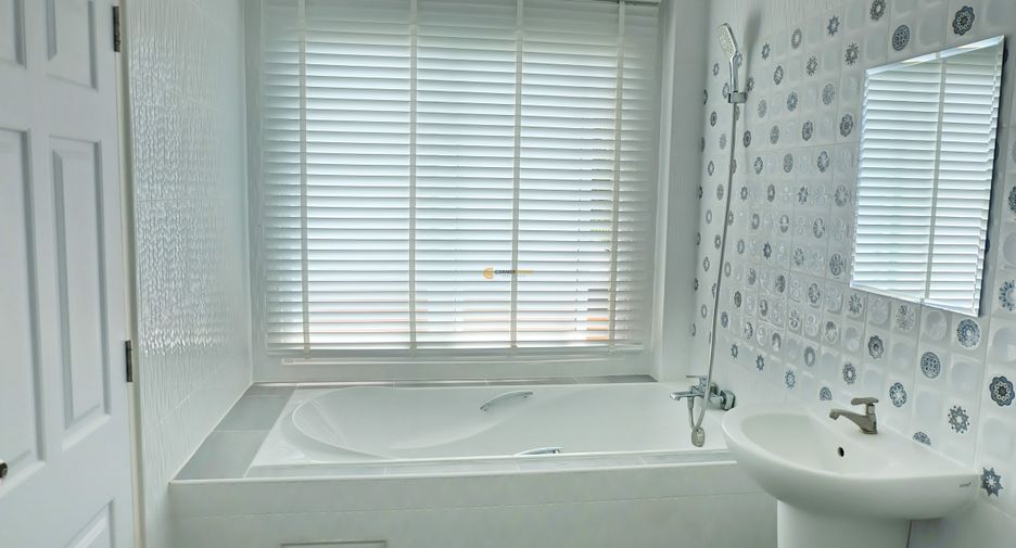For rent and for sale 3 bedrooms house in Bang Lamung, Chonburi