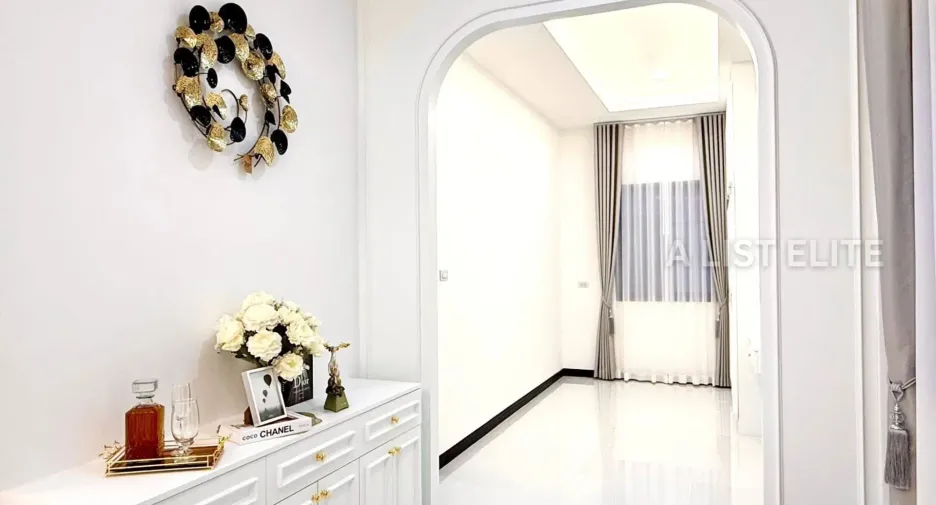 For sale 4 bedrooms house in East Pattaya, Pattaya