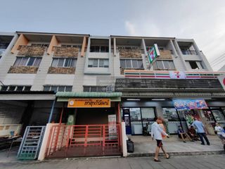For sale 4 ベッドルーム townhouse in Saphan Sung, Bangkok