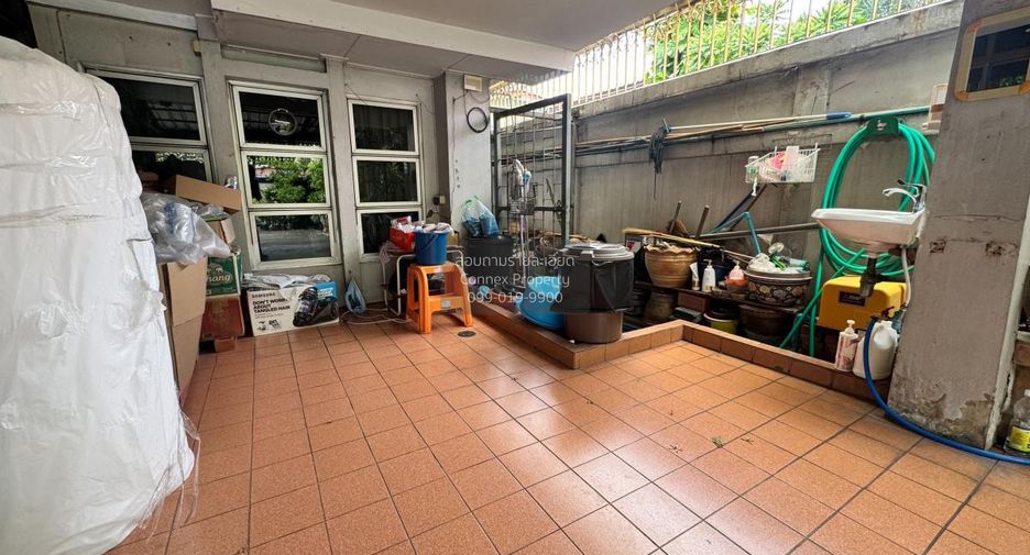 For sale 4 bedrooms house in Huai Khwang, Bangkok