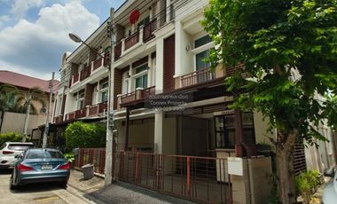Casa adosada en venta de 3 habitaciones en Bueng Kum, Bangkok