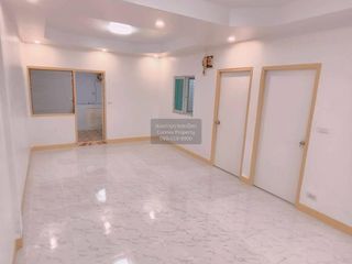 Casa adosada en venta de 3 habitaciones en Bang Phli, Samut Prakan