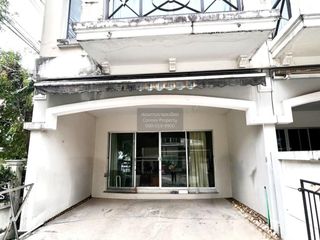 For sale 3 bedrooms townhouse in Bang Kapi, Bangkok