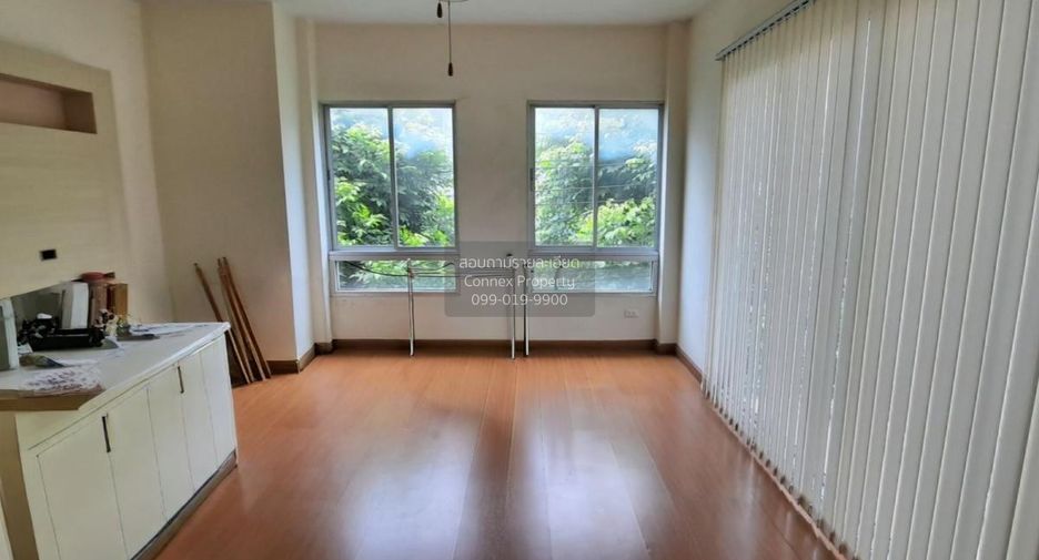 For sale 3 bedrooms townhouse in Bang Kapi, Bangkok
